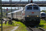 D-DB 101 013-1 fuhr am 01.05.2026 mit ihrem Intercity in die Abstellung des Lübecker Hbf (AL). Zuvor kam sie mit IC 2263 von Rostock Hbf (WR) nach Lübeck Hbf (AL), aufgrund einer Technischenstörung endete die Fahrt anstatt in Hamburg Hbf (AH) bereits in Lübeck Hbf (AL).
Am anderen Ende des Zuges wurde D-DB 218 341-6 mitgeführt. (Bild 2/2)