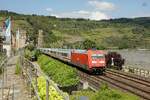 DB 101 111-3 mit IC2013 in Oberwesel am Rhein, Mai 2023.