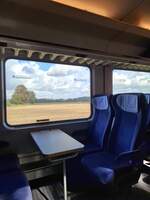Eine Sitzgruppe im D-DB 61 80 80-91 102-6 Bpmmbdzf�⁸⁶�� w�hrend der Fahrt als IC 2156 von Gera Hbf nach Dortmund Hbf, am 05.09.2026 hinter Hamm (Westf).