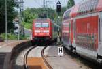 RHEINE (Kreis Steinfurt), 01.06.2009, 101 053-7 als IC 145 von Amsterdam nach Szceczin fährt in den Bahnhof Rheine ein; rechts ein Regionalexpress nach Emden bei der Ausfahrt