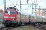 DB 111 124-4 mit IC2417 Hanseat in Hamburg, Juli 2012.