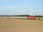 IC Norddeich - Leipzig rollt hier ber die abgemhten Maisfelder bei Nienburg (Weser)
