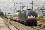 MRCE 182 507/ES 64 U2-007 mit einem IC in M�nchen Heimeranplatz, Juli 2016.