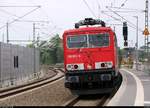 Nachschuss auf 155 053-8 (kalt) mit 246 049-2 der Eisenbahn-Bau- und Betriebsgesellschaft Pressnitztalbahn mbH (PRESS) als Lokzug, der den Interimsbahnsteig Halle(Saale)Hbf Gl. 13a auf der Ostumfahrung für den Güterverkehr in südlicher Richtung passiert.
[16.6.2018 | 7:00 Uhr]