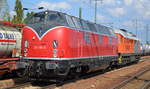 Die Fa. Bahnlogistik24 GmbH mit einem wirklich interessantem Lokzug, die Lok 221 145-6 (92 80 1221 145-6 D-BLC) hat die silber orange 230.077 (92 80 1 230 077-0 D-BLC) am Haken am 06.09.18 Durchfahrt Bf. Flughafen Berlin-Schönefeld.
