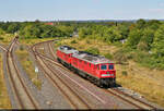 232 528-0 (132 528-1) und 232 255-0 (132 255-1) sind auf dem Weg nach Baalberge, um einen Salzzug zu übernehmen. Normalerweise kommen sie über Köthen, aber da dieser Streckenabschnitt wegen LST-Arbeiten gesperrt war, drehten sie einen großen Bogen über Magdeburg und durchfahren soeben den Bahnhof Halberstadt.
Aufgenommen von der Magdeburger Chaussee (B 81).

🧰 DB Cargo
🕓 8.8.2022 | 12:39 Uhr