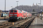 DB 218 423 fährt mit RE 2 (4858) München - Hof in Schwandorf ein, 20.02.2026