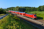 Am Abend des 11. Juni 2025 beschleunigte die 102 004 ihren RE 4031 nach dem Halt in Petershausen wieder auf 200 km/h. Bei Vierkirchen konnte ich das schnelle Nahverkehrsangebot im warmen Abendlicht dokumentieren. 