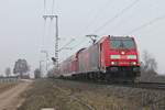 Mit ihrem RE (Offenburg - Basel Bad Bf) wird die Freiburger 146 236-5  Schwarzwaldbahn Erlebnispfard/Triberg  am 21.12.2016 in Kürze einen Zwischenstop in Müllheim (Baden) einlegen.