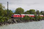 245 036 mit dem IRE auf dem Bahndamm von Lindau.