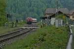 Am 05.05.2018 zieht 218 409-1 die Wagen des RE 3215, Donaueschingen - Ulm, am ehemaligen Bahnhof von Inzigkofen vorbei.