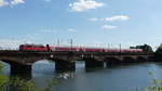 Am letzten Tag der lokbespannten Züge auf dem RE60 schiebt 111 100 einen solchen RE nach Mannheim über die Neckarbrücke in Ladenburg.