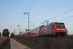 Mit einer RB (Offenburg - Neuenburg (Baden)) fuhr am 19.10.2017 die 146 236-5  Schwarzwaldbahn Erlebnispfard/Triberg  nördlich von Müllheim (Baden) gen Süden.