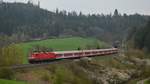 Bei leider eher dürftigem Wetter zieht 114 023 ihre n-Wagen Garnitur als RE Nürnberg - Stuttgart hinter dem Kappelsberg-Tunnel nahe Gaildorf um die Kurve.