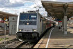 185 691-3 der Railpool GmbH, vermietet an die HSL Logistik GmbH (HSL) und mit Werbung für  Black Out – The Digital Dance Show , als RE 88663 (RE90) von Stuttgart Hbf nach Nürnberg Hbf,