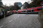 Ein doppelter Bahnübergang - 

... mit einem aus drei Coradia A-Triebwagen gebildeten Regionalzug, der in Richtung Basel unterwegs ist und gleich im Bahnhof Laufenburg (Baden) halten wird.

Mein persönlicher Favorit meiner Laufenburg-Bilder. Mir gefällt hier wie das Verkehrsrot im Abendlicht metallisch glänzt, während das Umfeld eher farblos wirkt. 

25.03.2022 (M)