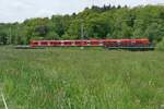 Auf der Fahrt von Ulm nach Lindau-Reutin überquert IRE 5 / 4823 im Schussentobel bei Kilometer 163.2 die Schussen zum siebten und letzten Mal (20.05.2023)