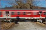 RE 19445 von Stuttgart Hbf nach Aalen passiert am 25.01.08 einen Bahnbergang bei Aalen-Essingen an der Remsbahn (KBS 786).