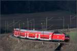 - Im Sonnenlicht -    Ein Doppelstockzug unterwegs bei Urspring auf der Schwäbischen Alb.