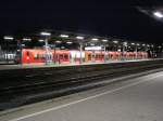 Triebwagen BR425 wartet auf ihre nchtliche Fahrt als RB13997 Plochingen - Wendlingen in Plochingen (05.07.2004)