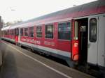 RB13969 mit 218 196-4 und zwei Personenwagen die fr den 3-Lwen-Takt RadExpress Werbung machen kurz vor der Abfahrt um 14:53 Uhr am 09.12.2008 ab Wendlingen/N nach Oberlenningen