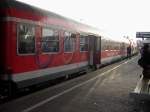 RB13969 mit 218 196-4 und zwei Personenwagen die fr den 3-Lwen-Takt RadExpress Werbung machen kurz vor der Abfahrt um 14:53 Uhr am 09.12.2008 ab Wendlingen/N nach Oberlenningen