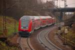 RE von Ulm nach Stuttgart passiert die erste Kurve der Geislinger Steige auf seiner Talfahrt.