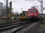 RE 22032 verlsst um 14:10 Uhr durch Baurbeiten (fr die S-Bahn nach Kirchheim/Teck)auf dem falschen Gleis (2) Wendlingen , um weiter nach Stuttgart zu fahren.