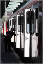  Bitte Vorsicht an den Türen!  -     RE von Stuttgart nach Nürnberg kurz vor der Abfahrt im Stuttgarter Hauptbahnhof.