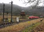 Kurz nach dem Bahnhof Hausen im Tal passiert am 24.12.2011 IRE 3206 von Ulm nach Neustadt (Schwarzwald) den alten Wasserturm.