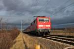 RB 26567 (Offenburg - Neuenburg (Baden)) am 03.01.2014 mit der Freiburger 111 060-0  1000 Jahre Gundelfingen  nördlich von Müllheim (Baden) bei Hügelheim gen Süden.