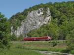 Zwischen Dietfurt und Inzigkofen fhrt IRE 3206, Ulm - Neustadt (Schwarzwald), der Donau entlang durch das obere Donautal (09.06.2014).