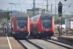 SINGEN/Hohentwiel (Landkreis Konstanz), 01.10.2014, links ein RE von Konstanz nach Karlsruhe Hbf bei der Einfahrt, rechts der Gegenzug bei der Ausfahrt