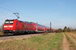 Nachschuss auf 146 110-2  Baden Württemberg erfahren/Müllheim (Baden)  am 31.10.2014, als sie mit einem RE (Basel Bad Bf - Offenburg) bei Hügelheim ihrem nächsten Zwischenhalt in