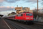 Einfahrt am 04.03.2015 von der schiebenden 111 048-5 vom BW Freiburg mit einer RB (Basel Bad Bf - Offenburg) in Müllheim (Baden).