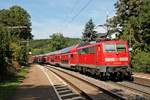 Nachschuss am 27.08.2015, als die Nürnberger 111 221-8 ihren RE (Regensburg Hbf - Nürnberg Hbf) durch den Haltepunkt von Etterzhausen in RIchtung Norden schob.