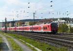 440 319 und 440 310 haben gerade als RE Würzburg - Nürnberg den Hauptbahnhof von Würzburg verlassen und befahren hier den fünfgleisigen Abschnitt der Bahnstrecken 5321, 5910 und