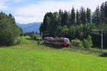 Während wir von Altenau in Richtung Saulgrub wandern kommt 442 010 aus Oberammergau zurück und wird in 2 Minuten Saulgrub erreichen.