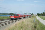 111 182-2 mit dem RE 57030 von München Hbf nach Augsburg Hbf bei Hattenhofen, 22.08.2017