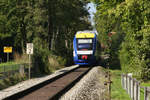 Ein unbekannter Lint 41 der BRB hat gerade den Haltepunkt (ehemaliger Bahnhof) Riederau am Ammersee verlassen und passiert gerade das Einfahrsignal von Riederau aus Richtung Weilheim.