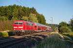 111 044 mit dem RE 4864 (München Hbf - Nürnberg Hbf) bei Postbauer-Heng, 04.07.2019