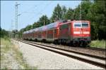 111 057 schiebt am 24.96.07 bei Grokarolinenfeld den RE30018  Oberbayernexpress  von Salzburg nach Mnchen.