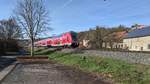 Am 19.02.2021 passiert der Twindexx-Doppelstocktriebwagen 445 044 als RE 54 auf dem Weg nach Bamberg mit Vmax Schonungen