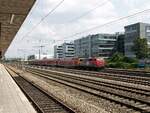 111 024, zum Zeitpunkt der Aufnahme noch ADAC-Werbelok, durchfährt am warmen 10.7.13 mit einer Regionalbahn aus Treuchtlingen den Bahnhof München-Laim und erreicht in Kürze den