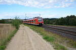 DB 425-525-3 legt sich bei Treuchtlingen schön in die Kurve und hat in wenigen Augenblicken ihren Zielbahnhof als RB 80 erreicht.