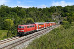 Die 111 181 begann einst ihre Karriere im S-Bahndienst beim BW Düsseldorf 1. Seit Anfang der 1990-er Jahre befindet sich die ursprünglich in kieselgrau orange lackierte Lok in Bayern und war sowohl in München wie auch in Nürnberg stationiert. Am 10. August 2020 bespannte sie die RB 59154 nach Nürnberg HBF. Der Zug verkehrte mit einer Ersatzgarnitur und zwei Loks der Baureihe 111 in Sandwich-Bespannung anstelle des planmäßigen Triebzug der Baureihe 445. Entstanden ist die Aufnahme bei Esslingen im Altmühltal, kurz nach Verlassen des gleichnamigen Tunnels.