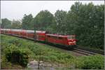 111 066 fhrt bei Rosenheim mit dem RE 30016  OBERBAYERN-EXPRESS  von Mnchen nach Salzburg.