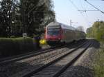 RB 37215 durcheilt gleich den Haltepunkt Mindelaltheim an der Strecke Ulm - Augsburg im noch fahlen Licht der Vorfrhlingssonne.Kurios der schrgstehende Oberleitungsmast links neben dem Steuerwagen.