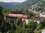 143 859-7 berquert die Trogenbachbrcke in Ludwigsstadt (Landkreis Kronach) mit einer Regionalbahn, gebildet aus drei Doppelstockwagen. Die Aufnahme entstand am 18. Juni 2008.