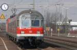 RB 32109 nach Passau Hbf mit Schublok 143 866-2 bei der Einfahrt in Obertraubling, 25.02.2009